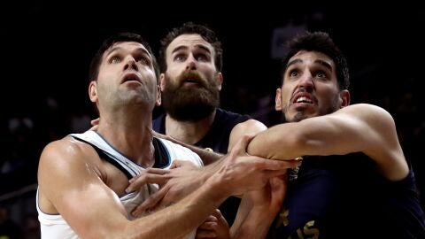 Reyes pelea un rebote con los jugadores del Fenerbahce
