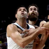 Reyes pelea un rebote con los jugadores del Fenerbahce Reyes pelea un rebote con los jugadores del Fenerbahce