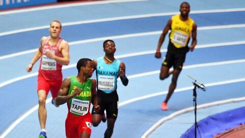 Los participantes de la serie de 400 metros