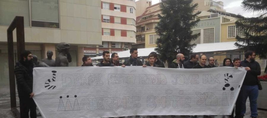 Usuarios de Radio Jove Elx concentrados ante el Ayuntamiento de Elche Usuarios de Radio Jove Elx concentrados ante el Ayuntamiento de Elche