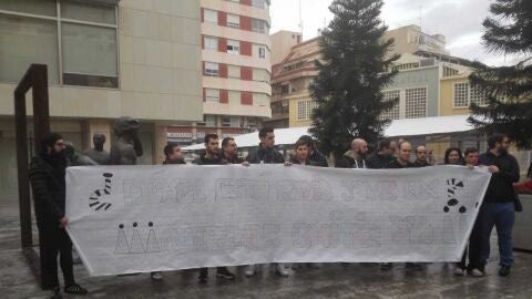 Usuarios de Radio Jove Elx concentrados ante el Ayuntamiento de Elche