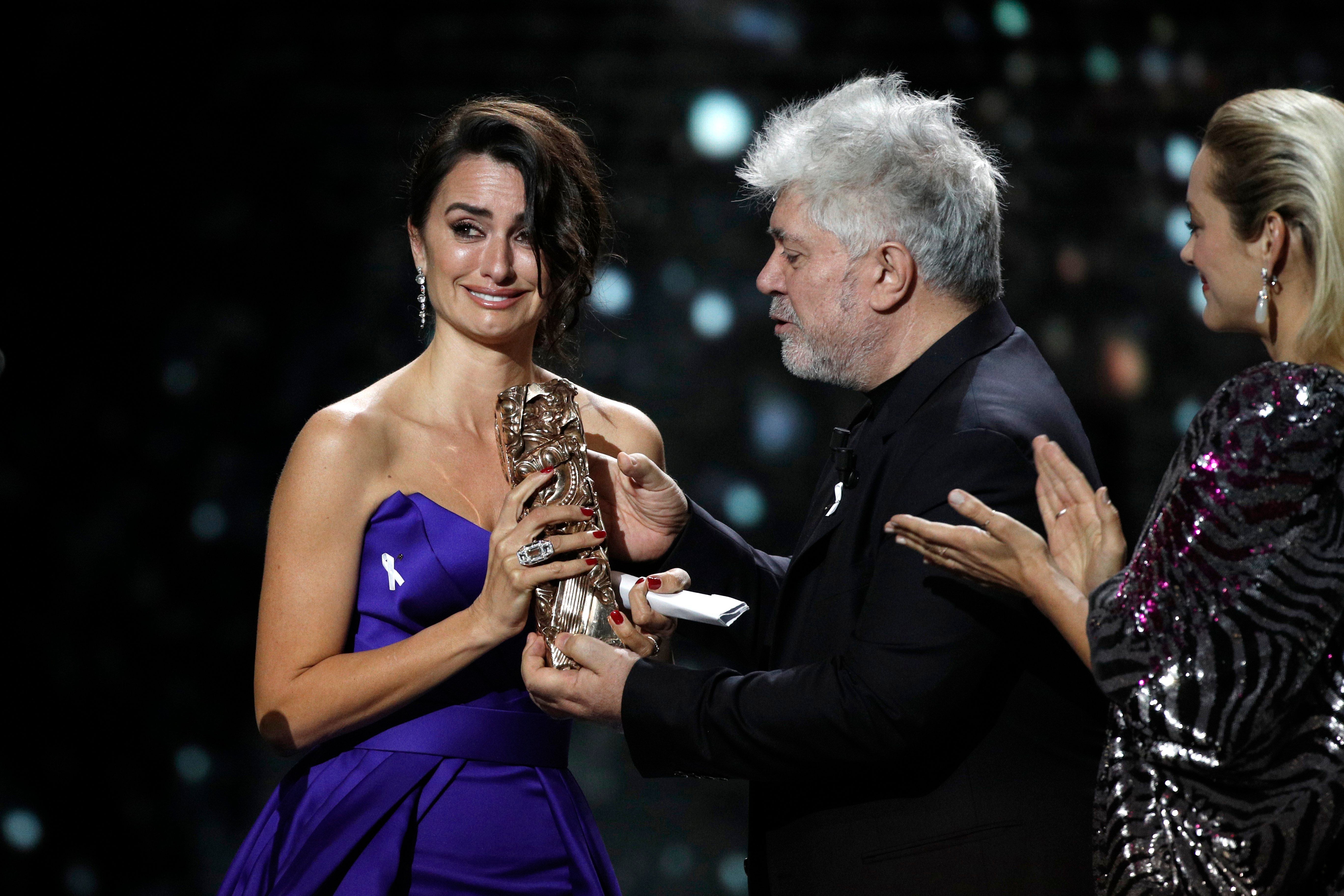 Penélope Cruz recibe el César de Honor del cine francés de manos de Almodóvar Penélope Cruz recibe el César de Honor del cine francés de manos de Almodóvar