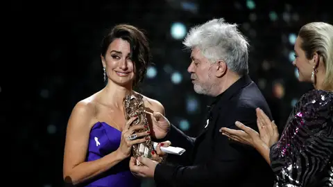 Penélope Cruz recibe el César de Honor de manos de Almodovar Penélope Cruz recibe el César de Honor de manos de Almodovar