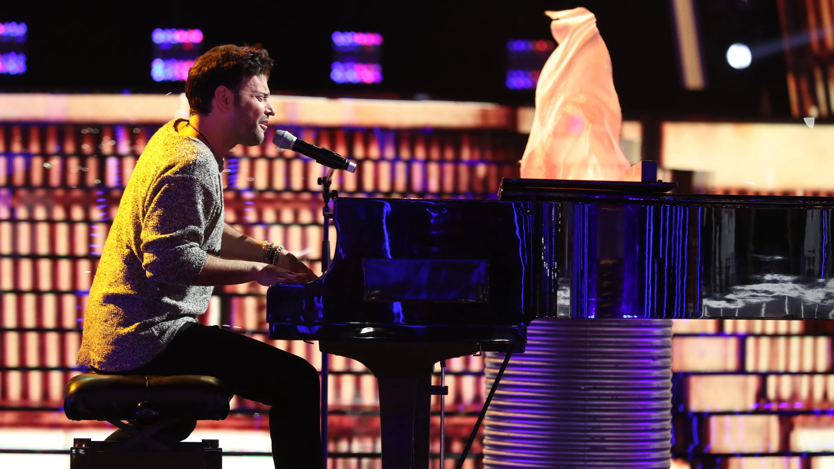 La desgarradora actuación de Miquel Fernández con 'El patio' de Pablo López en la gran final de 'Tu cara me suena' La desgarradora actuación de Miquel Fernández con 'El patio' de Pablo López en la gran final de 'Tu cara me suena'