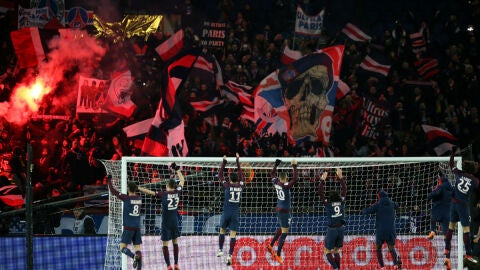 El PSG celebra una victoria con sus ultras