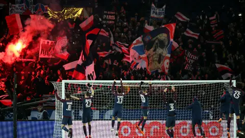 El PSG celebra una victoria con sus ultras El PSG celebra una victoria con sus ultras