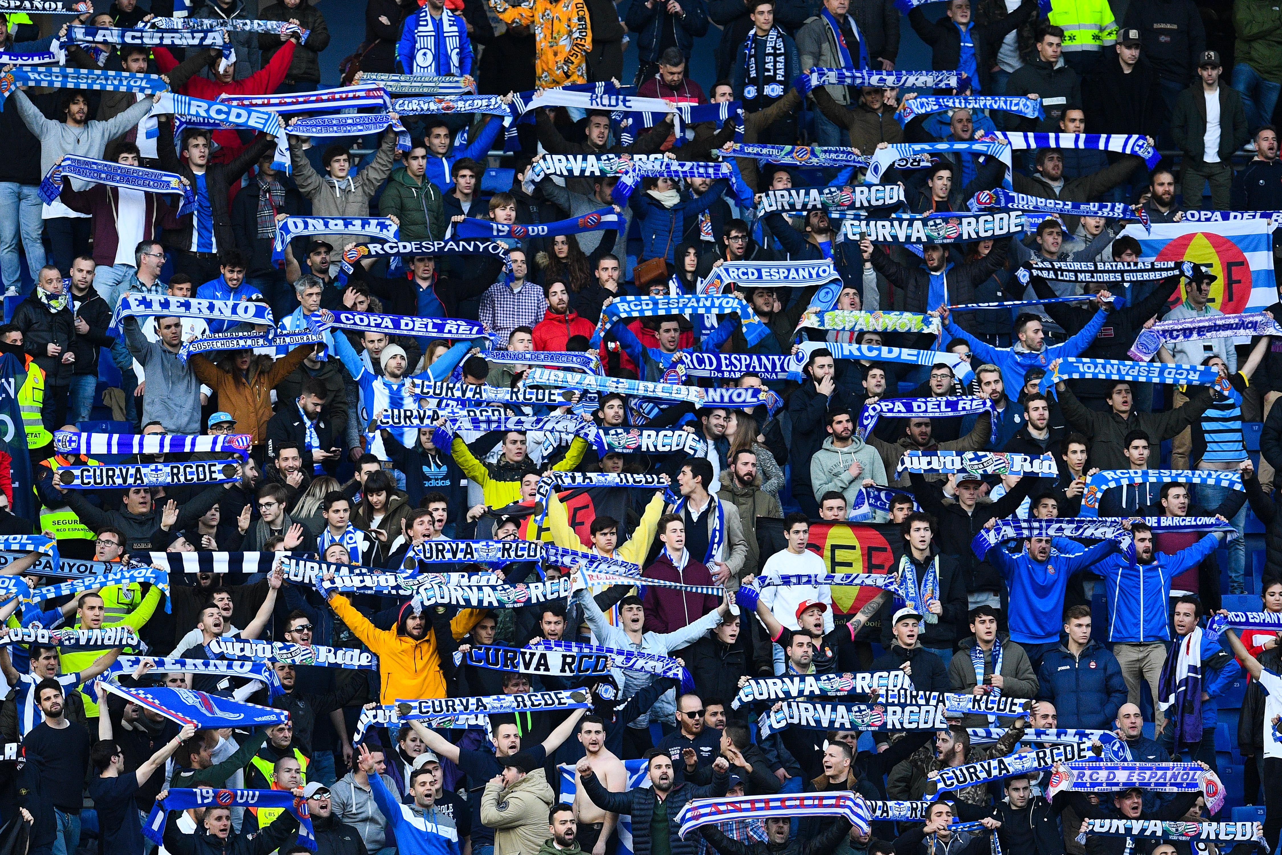 Detienen a un hincha del Espanyol que agredió a varios aficionados por desplegar una estelada Detienen a un hincha del Espanyol que agredió a varios aficionados por desplegar una estelada
