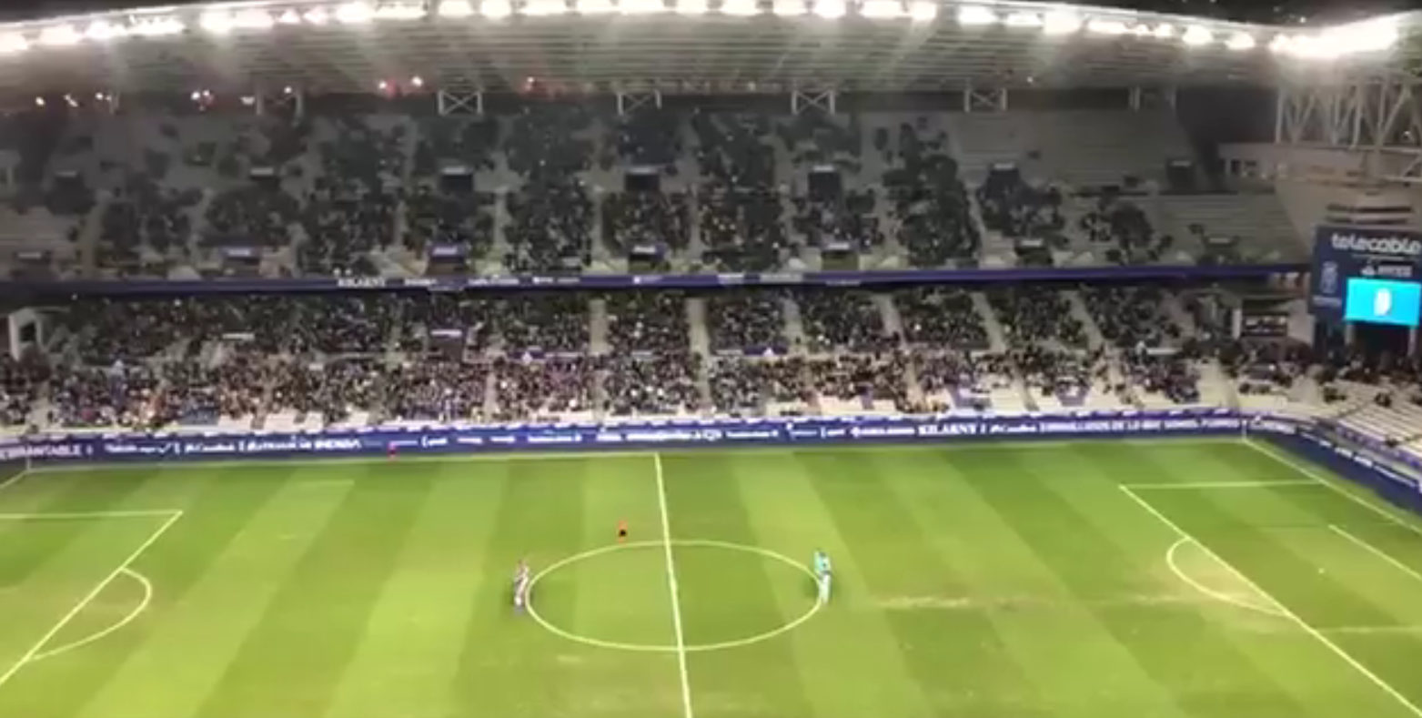 El Carlos Tartiere guarda un emotivo minuto de silencio en memoria de 'Quini' El Carlos Tartiere guarda un emotivo minuto de silencio en memoria de 'Quini'