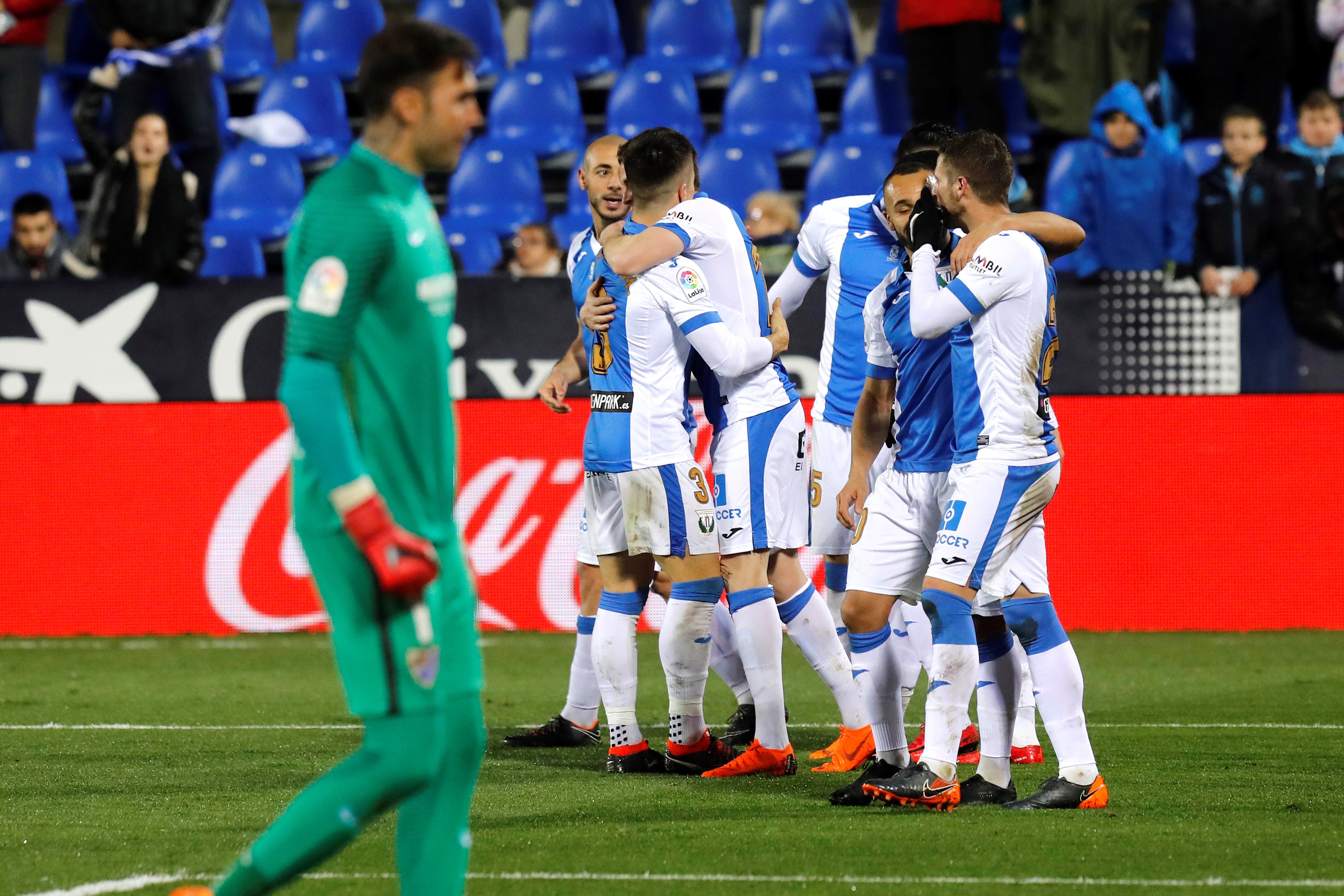 Un gol en fuera de juego y el césped acaban con cualquier ilusión de permanencia Un gol en fuera de juego y el césped acaban con cualquier ilusión de permanencia