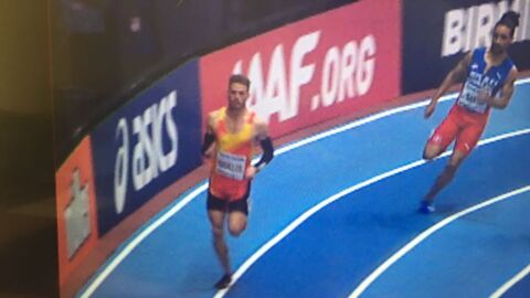 El momento en el que Husillos pisa la l&iacute;nea con su pie derecho