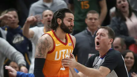 Ricky Rubio, con el árbitro Ricky Rubio, con el árbitro