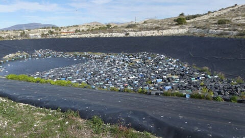 Bidones acumulados en la basa de riego de Elche