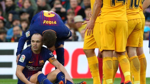 Iniesta, lesionado sobre el c&eacute;sped del Camp Nou