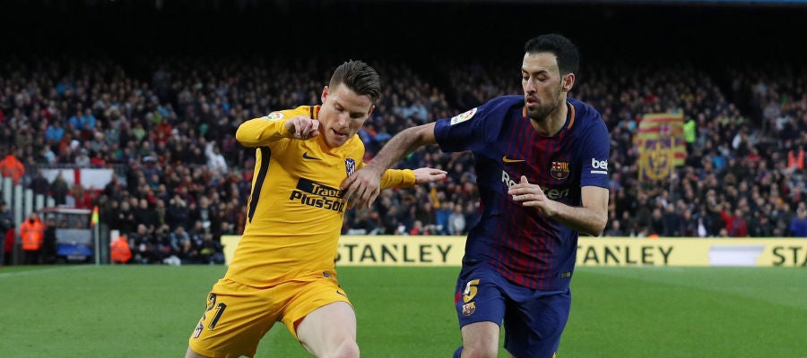 Busquets disputando la pelota con Gameiro Busquets disputando la pelota con Gameiro