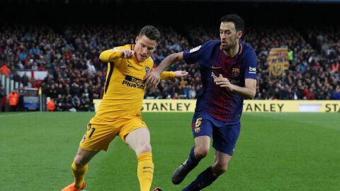 Busquets disputando la pelota con Gameiro