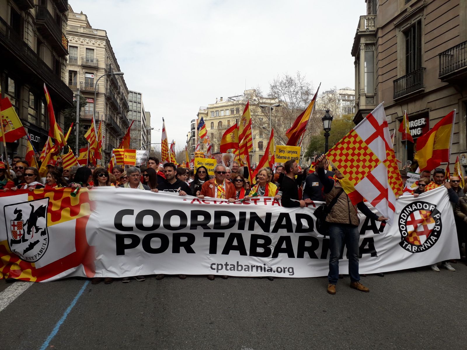 Tabarnia prueba su fuerza con una manifestación en tono festivo en Barcelona Tabarnia prueba su fuerza con una manifestación en tono festivo en Barcelona