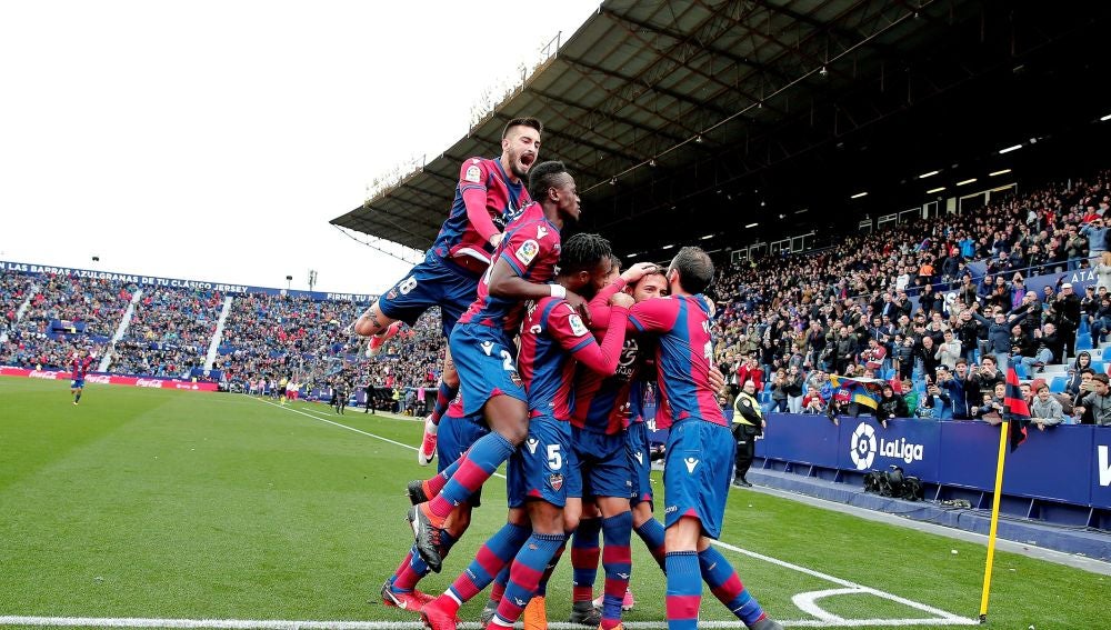Los jugadores del Levante celebran el gol de Morales contra el Espanyol