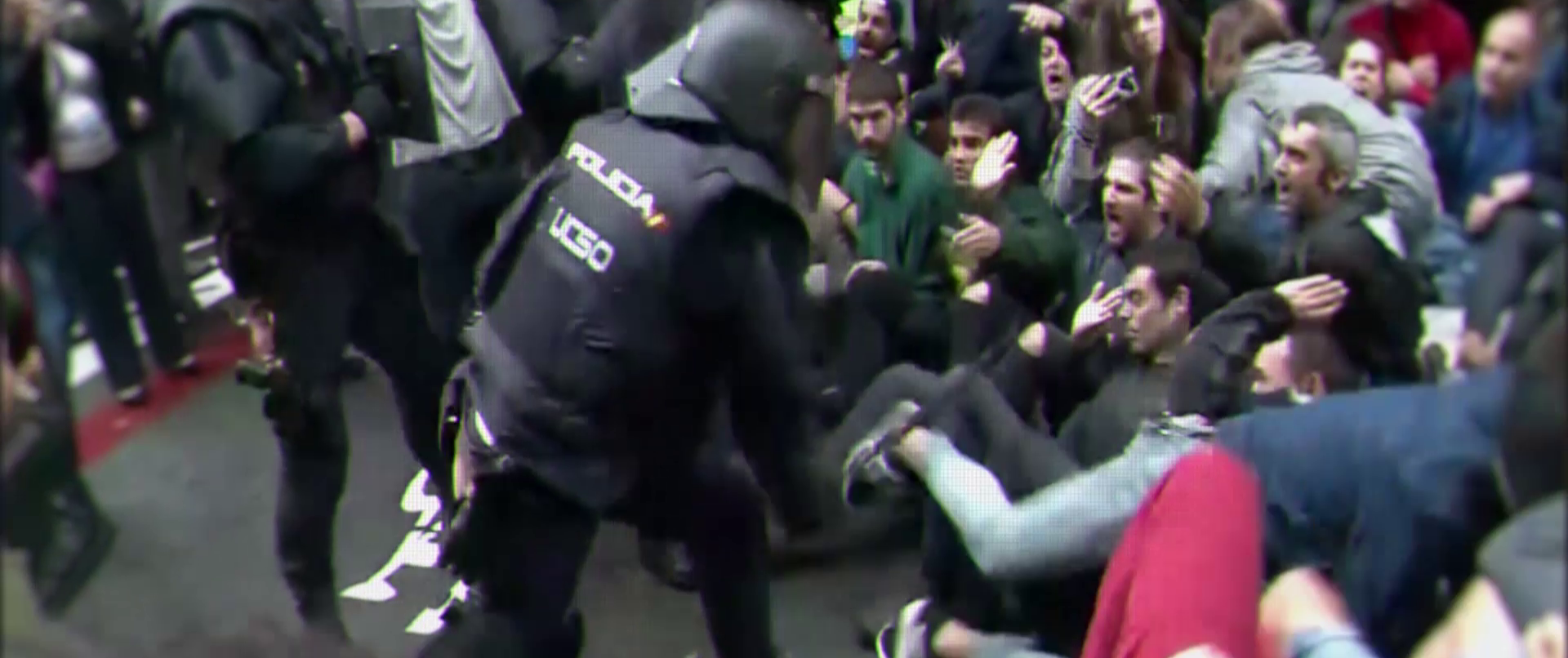 El juez imputa a otros cinco policías por las cargas del 1-O en Barcelona El juez imputa a otros cinco policías por las cargas del 1-O en Barcelona