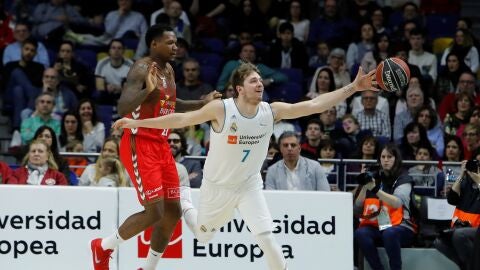 Doncic intenta llegar a un bal&oacute;n ante el San Pablo Burgos