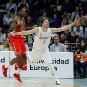 Doncic intenta llegar a un balón ante el San Pablo Burgos Doncic intenta llegar a un balón ante el San Pablo Burgos