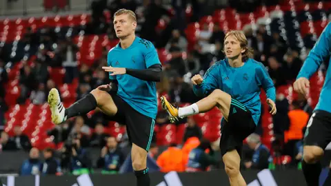 Kroos y Modric calientan antes de un partido Kroos y Modric calientan antes de un partido