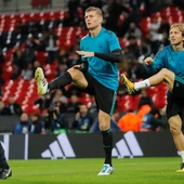 Kroos y Modric calientan antes de un partido Kroos y Modric calientan antes de un partido
