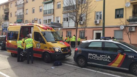 La polic&iacute;a y una ambulancia en el lugar del incidente