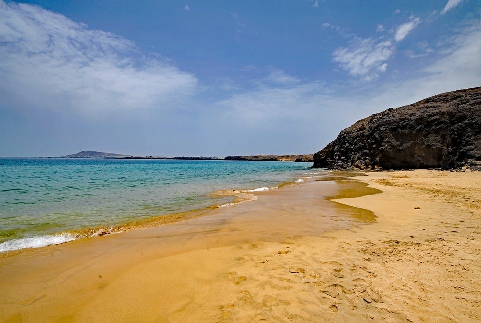 Muere ahogado un hombre intentando rescatar a una amiga en la playa de Famara, en Lanzarote Muere ahogado un hombre intentando rescatar a una amiga en la playa de Famara, en Lanzarote