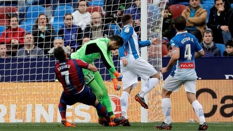 Momento del choque entre Diego L&oacute;pez y Sadiku