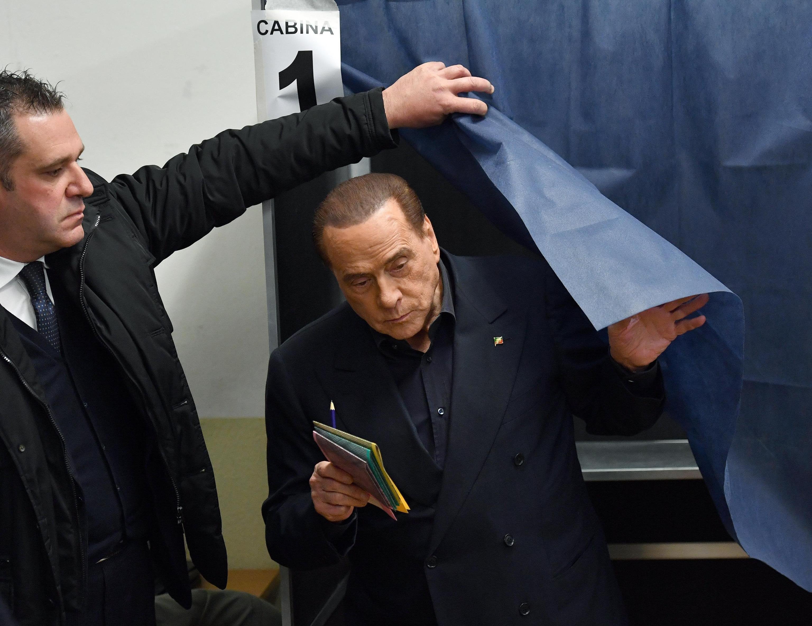 Una activista de 'Femen' interrumpe a Berlusconi mientras depositaba su voto en Milán Una activista de 'Femen' interrumpe a Berlusconi mientras depositaba su voto en Milán
