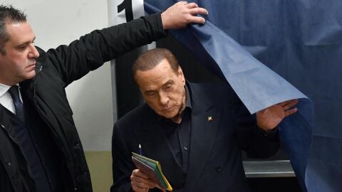 Silvio Berlusconi vota en Mil&aacute;n en las elecciones generales de Italia