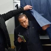 Silvio Berlusconi vota en Milán en las elecciones generales de Italia