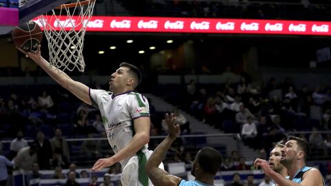 Milosavljevic hace una bandeja ante el Estudiantes