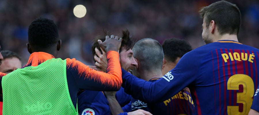 Los jugadores del Barça celebran con Messi su gol de falta contra el Atleti