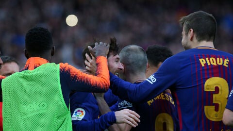 Los jugadores del Bar&ccedil;a celebran con Messi su gol de falta contra el Atleti