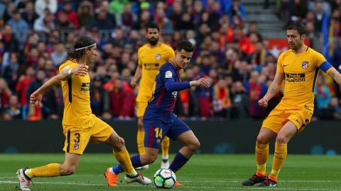 Coutinho intenta zafarse de la defensa del Atl&eacute;tico de Madrid