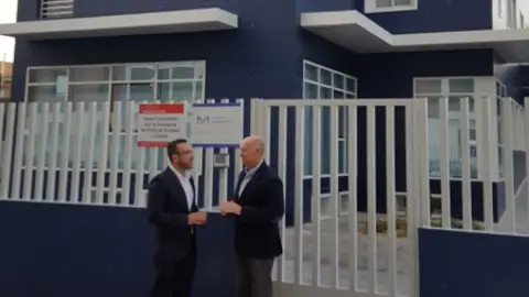 L´alcalde, José Benlloch, amb un responsable de la entitat. CRIS MANANTIAL