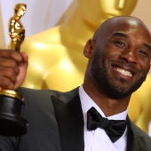 Kobe Bryant, feliz con su Oscar a Mejor Corto Animado