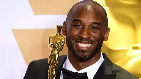 Kobe Bryant con su Oscar por Mejor Corto de Animación Kobe Bryant con su Oscar por Mejor Corto de Animación