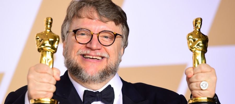 Guillermo del Toro, pletórico con sus Oscar a Mejor Director y Mejor Película Guillermo del Toro, pletórico con sus Oscar a Mejor Director y Mejor Película