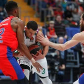 Sergio Rodríguez y Kyle Hines tratan de frenar a Ray McCallum Sergio Rodríguez y Kyle Hines tratan de frenar a Ray McCallum