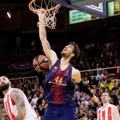 Ante Tomic machaca la canasta del Estrella Roja Ante Tomic machaca la canasta del Estrella Roja