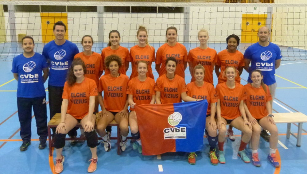 La plantilla del Club Voleibol Elche Viziusport ha completado una gran temporada y aspira al ascenso a Superliga 1.