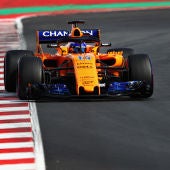 Fernando Alonso, rueda con el McLaren en Montmeló
