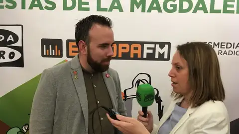 Rafa Simó, concejal de servicios humanos, entrevistado por Amparo Sánchez .