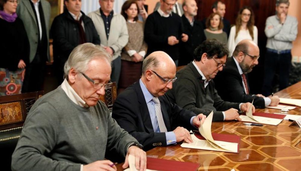 Cristóbal Montoro firma la subida salarial a los funcionarios con los representantes de los sindicatos