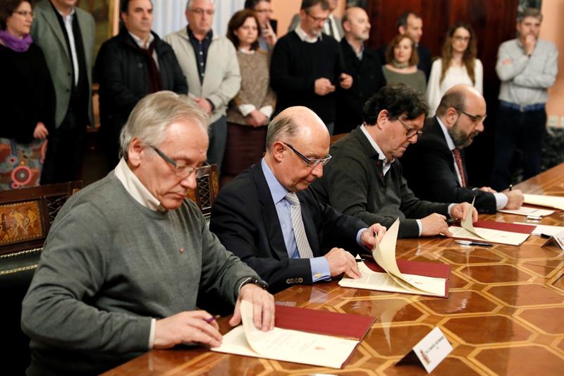 Montoro ve "histórica" la subida salarial a los funcionarios y anima a emularlo en el sector privado Montoro ve "histórica" la subida salarial a los funcionarios y anima a emularlo en el sector privado