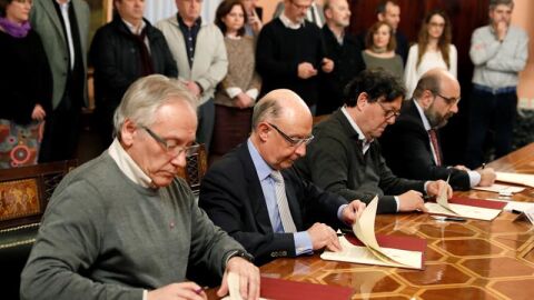Crist&oacute;bal Montoro firma la subida salarial a los funcionarios con los representantes de los sindicatos