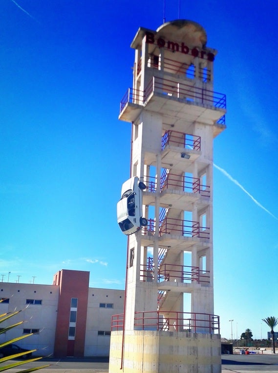 La primera brigada de bomberos de Elche solo contaba con unas cubas y un viejo Ford que arrancaba con manivela La primera brigada de bomberos de Elche solo contaba con unas cubas y un viejo Ford que arrancaba con manivela