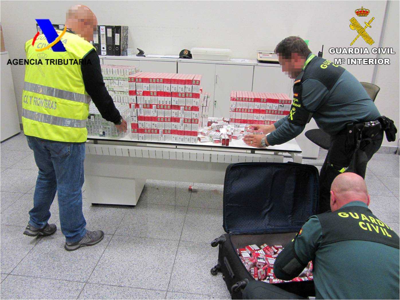 La Guardia Civil incauta en el Aeropuerto Alicante-Elche 2.350 cajetillas de tabaco a un pasajero La Guardia Civil incauta en el Aeropuerto Alicante-Elche 2.350 cajetillas de tabaco a un pasajero